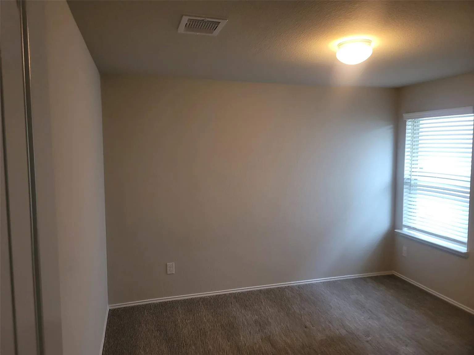 4 bed, 2078 sqft, $2,395 — Photo 4