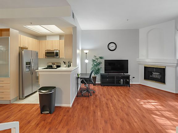 3rd image of 7037 La Tijera Blvd