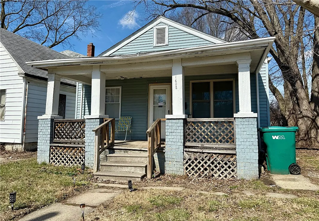 1608 E Clay St photo 1