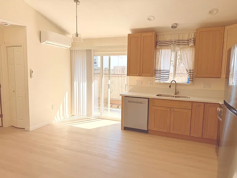 1561 Royal Way — Photo 2