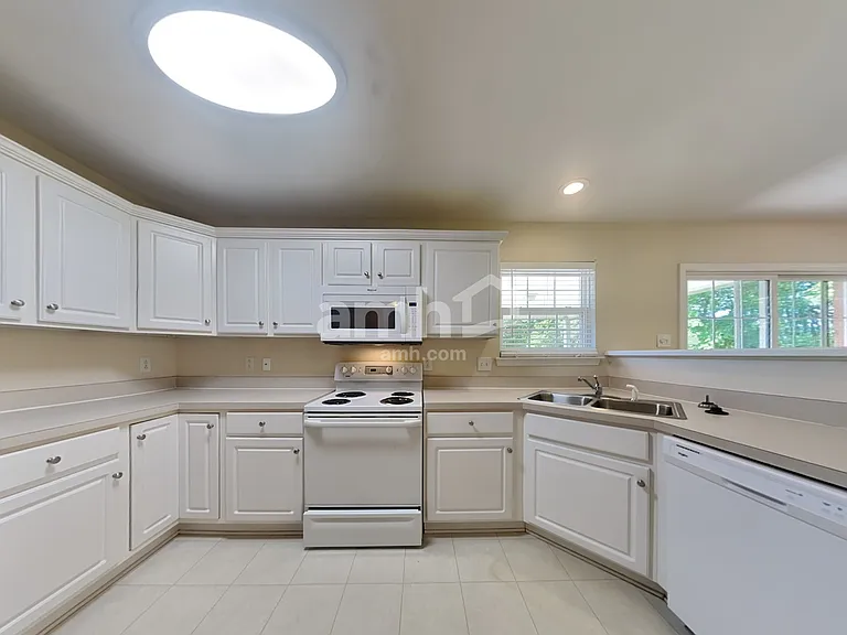 3146 Jenkins Dr — Photo 3