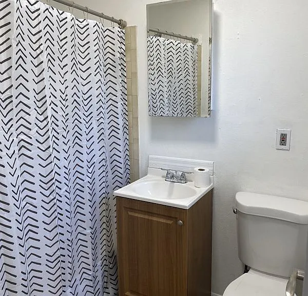 3109 E Jefferson St — Photo 8