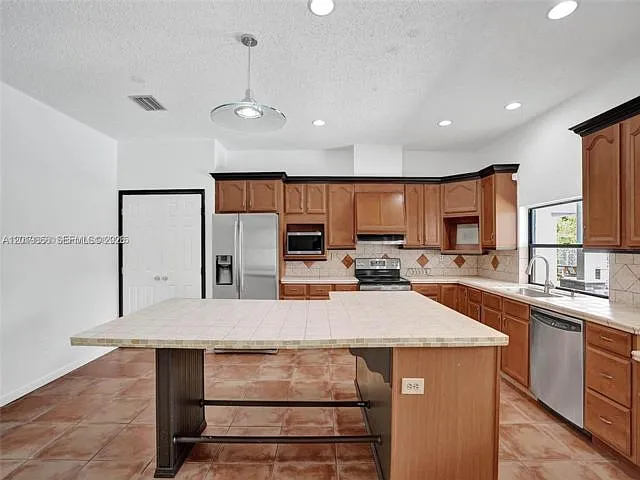 16610 Royal Poinciana Ct — Photo 5