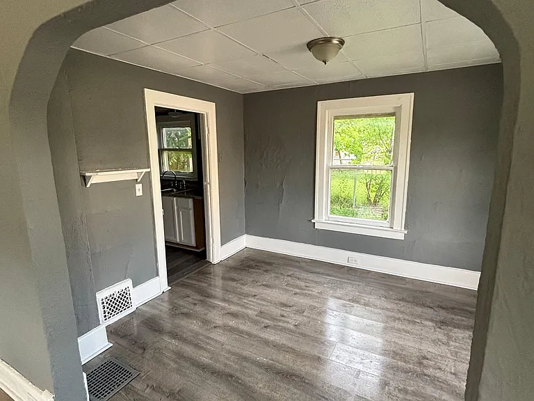 1402 Prouty Ave — Photo 7