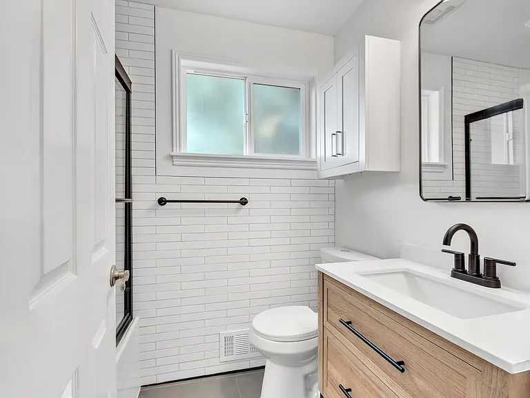 Fully renovated full bathroom with tub/shower