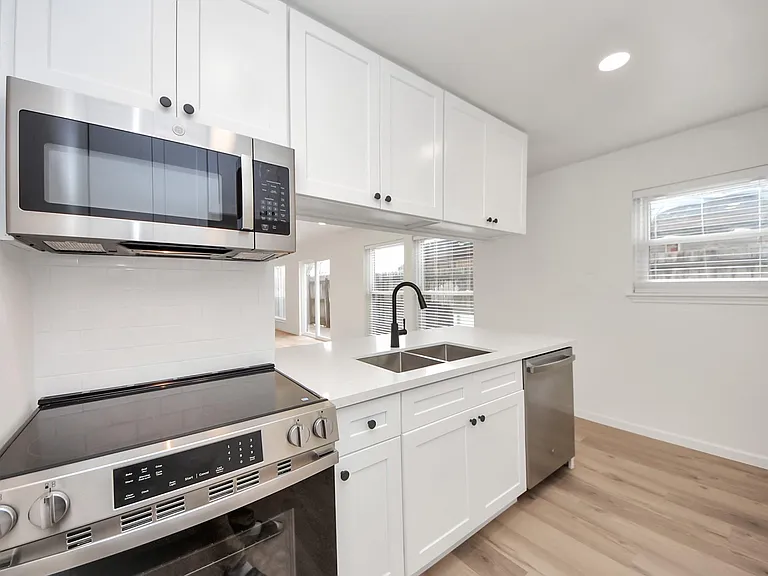 3305 Avenue R — Photo 7
