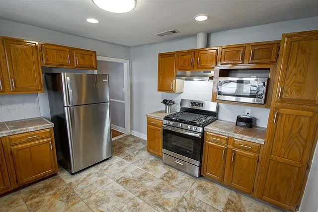 4 bed, 2.0 bath, 1800 sqft, $1,775 — Photo 3