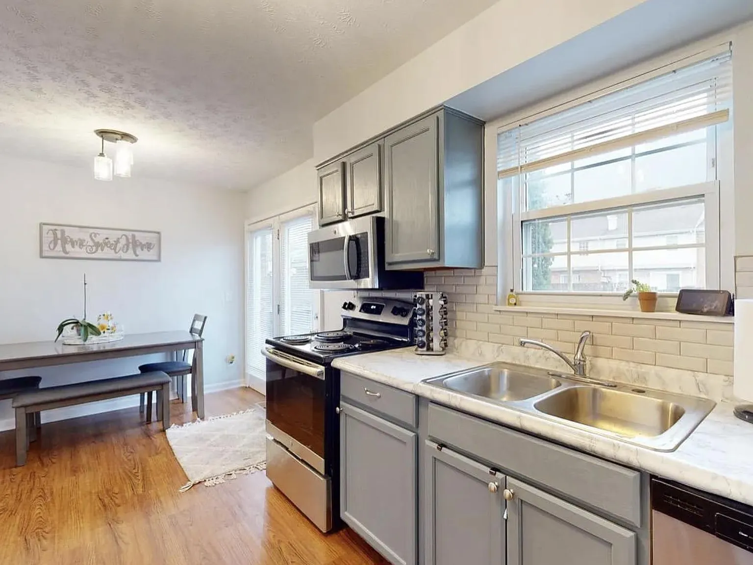 2 bed, 1008 sqft, $2,000 — Photo 2