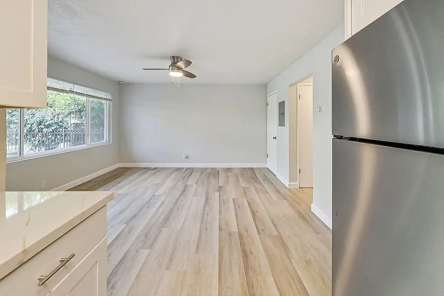 Renovated 1-Bedroom with In-Unit Laundry Near Lake Merritt — Photo 4