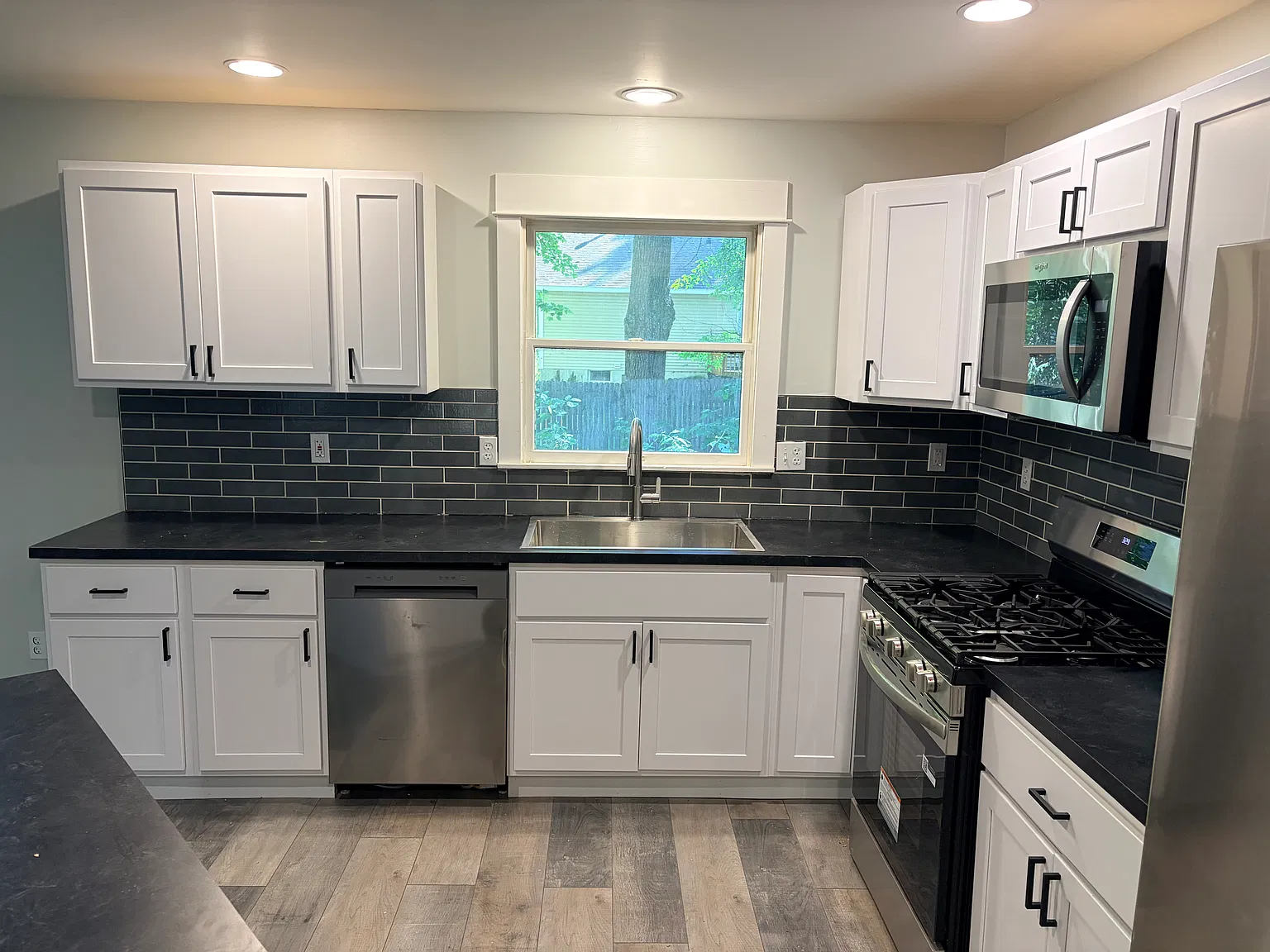 2 bed, 1000 sqft, $1,600 — Photo 2