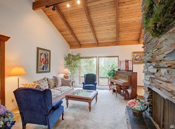 You have just stepped into the living room.  A dining area is to the right behind the piano.