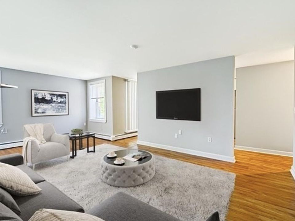 1st image of 8 Bronsdon St #3