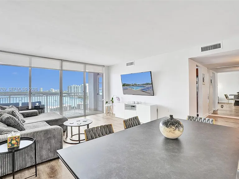18021 Biscayne Blvd #1804 — Photo 2