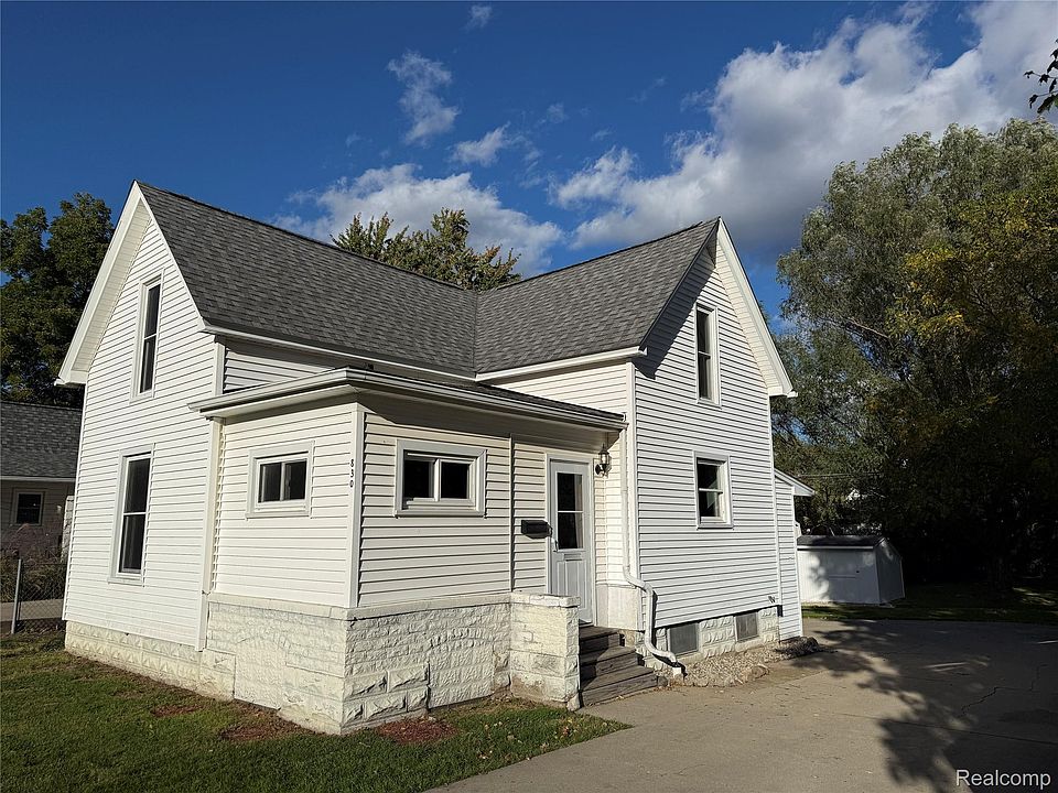 4th image of 830 Adams St