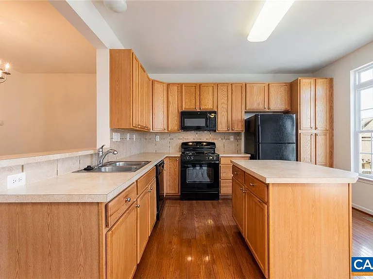 2138 Lockwood Dr — Photo 6