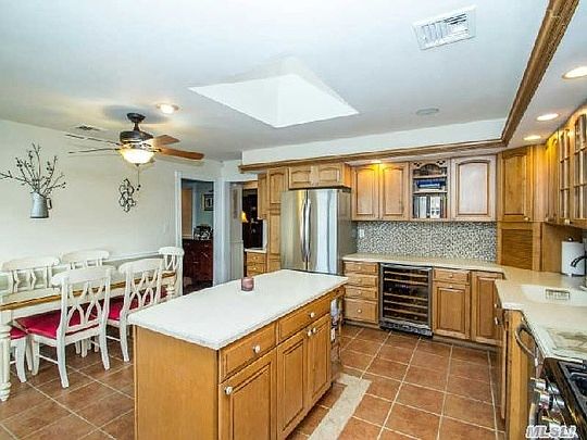 2nd image of 305 Lagoon Dr W