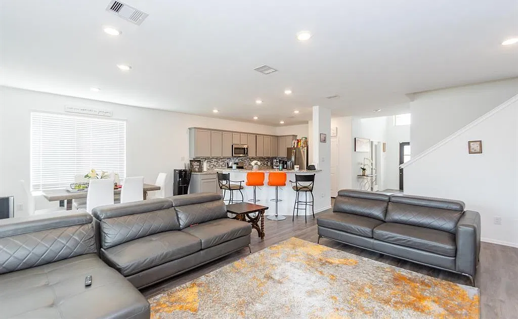 5 bed, 6.0 bath, 2668 sqft, $3,200 — Photo 2
