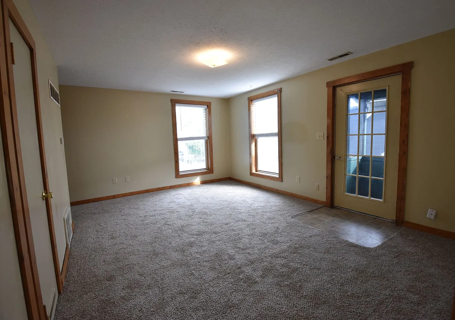 Main 219 — Photo 1