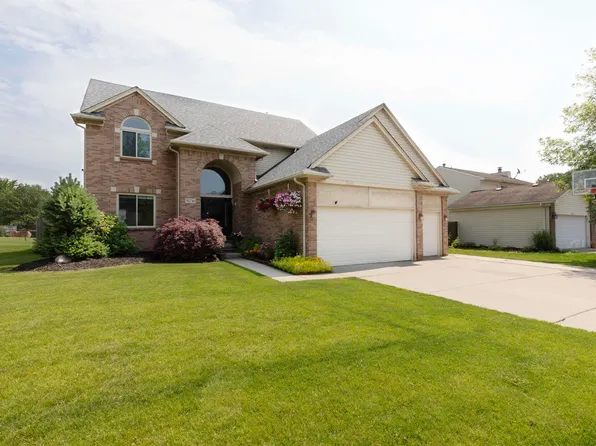 51730 Kings Pointe Dr, New Baltimore, MI 48047