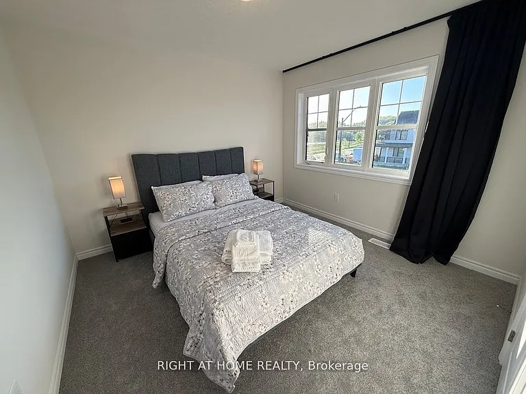 28 Federica Cres — Photo 1