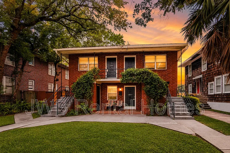 Avondale — Photo 1