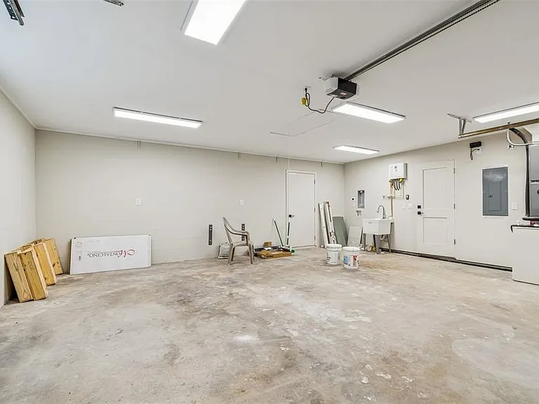 3921 Versailles Dr — Photo 31
