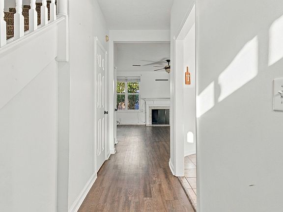 3rd image of 412 Leisure Ln