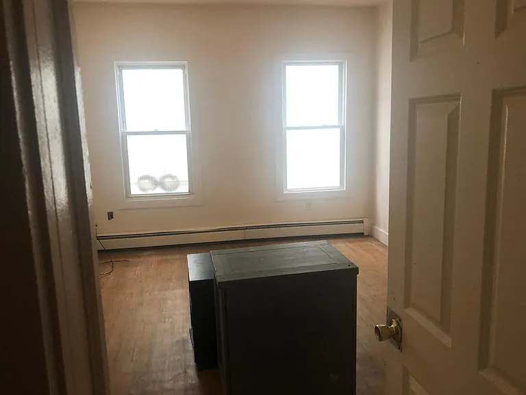 195 Caroline St #1R — Photo 3