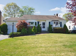 10 James St, Huntington Station, NY 11746