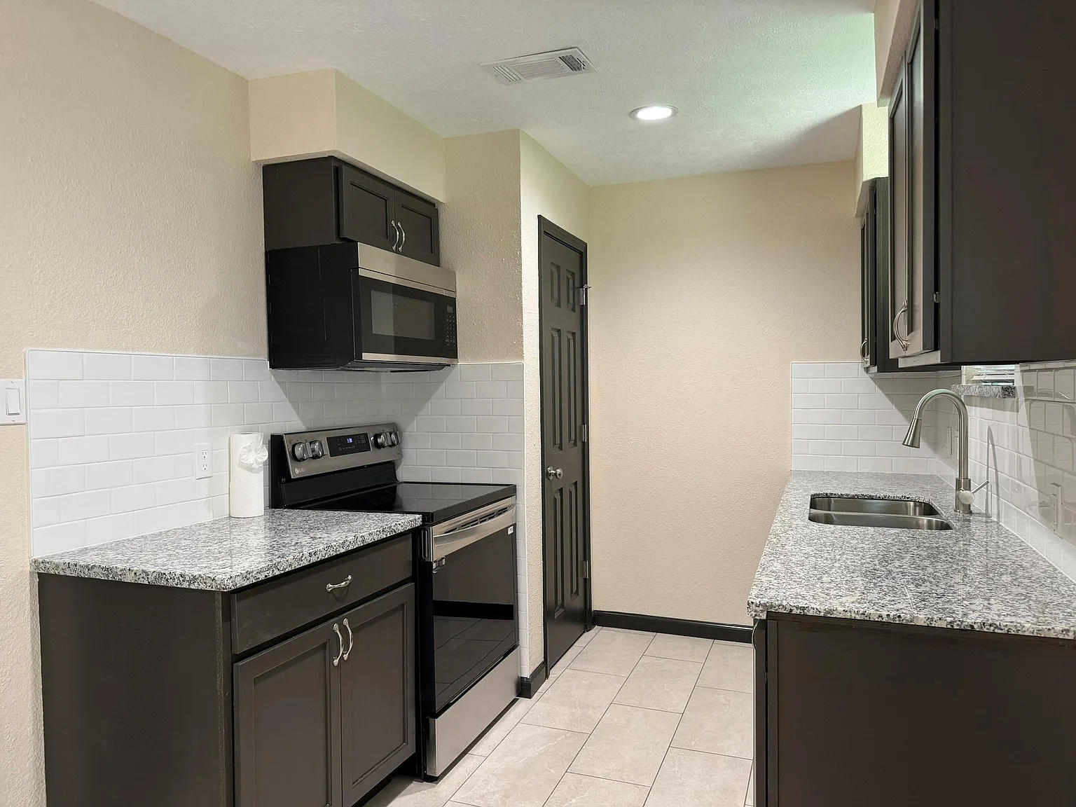 3 bed, 2.0 bath, 1137 sqft, $1,675 — Photo 3