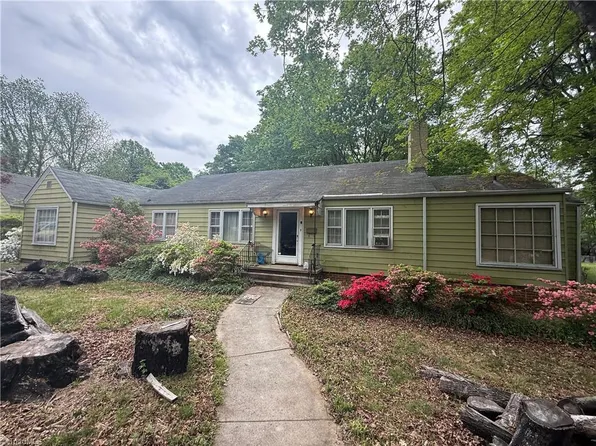 825 Crescent Dr, Reidsville, NC 27320