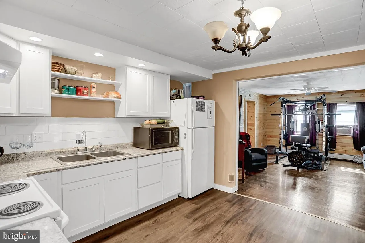 2 bed, 1.5 bath, $1,100 — Photo 2