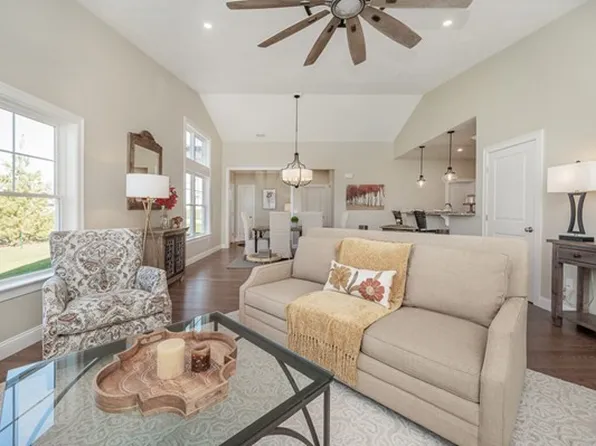 66 Park Hill Ave #16LR, Millbury, MA 01527