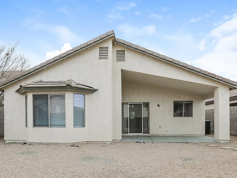 1114 E Fraktur Rd — Photo 16