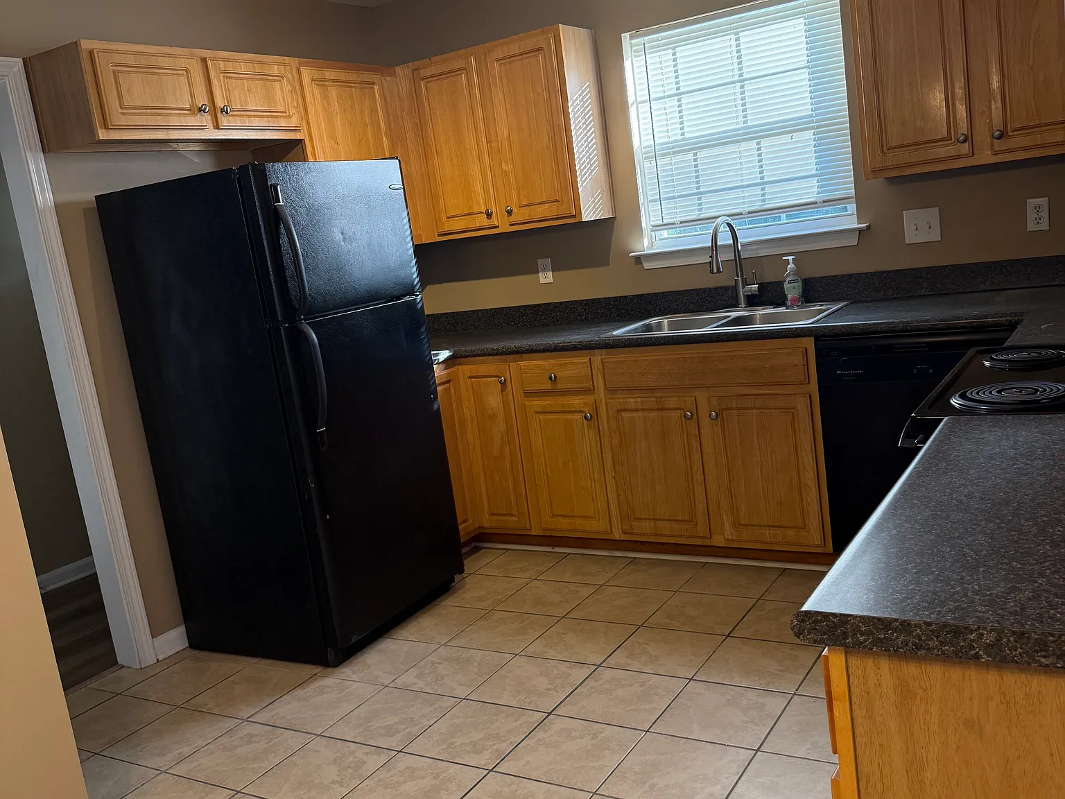 3 bed, 1055 sqft, $1,890 — Photo 3