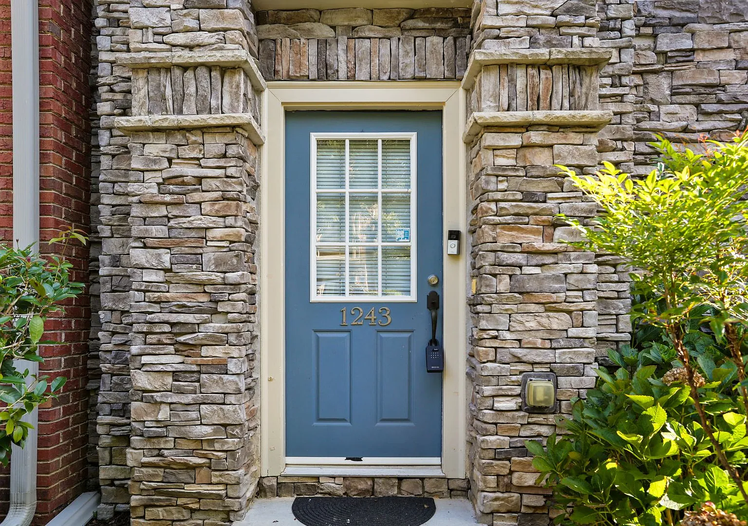 Beautiful 3-Bedroom Roswell Townhome Near Avalon & Downtown Alpharetta — Photo 3