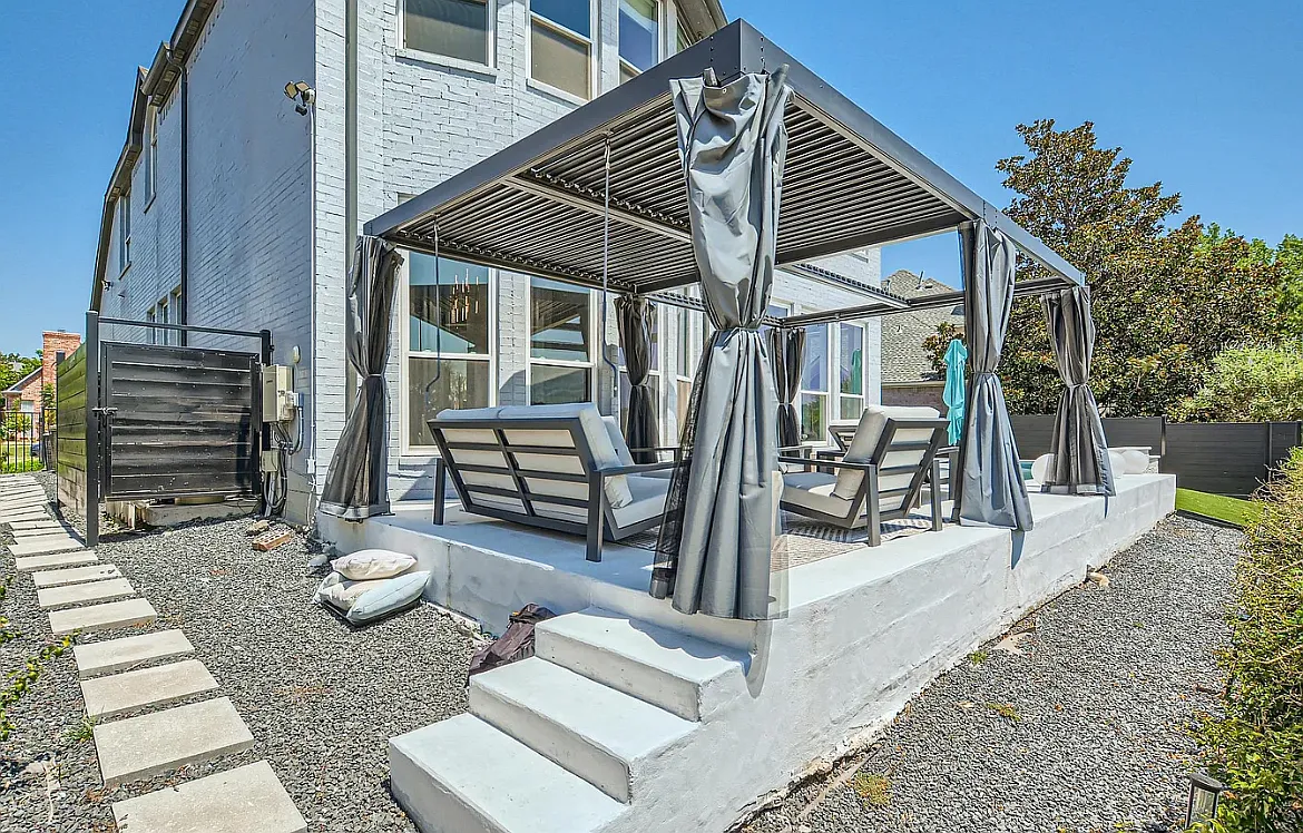 1323 Bradford Dr — Photo 2