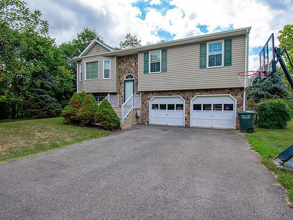 3rd image of 1220 Foxhill Dr
