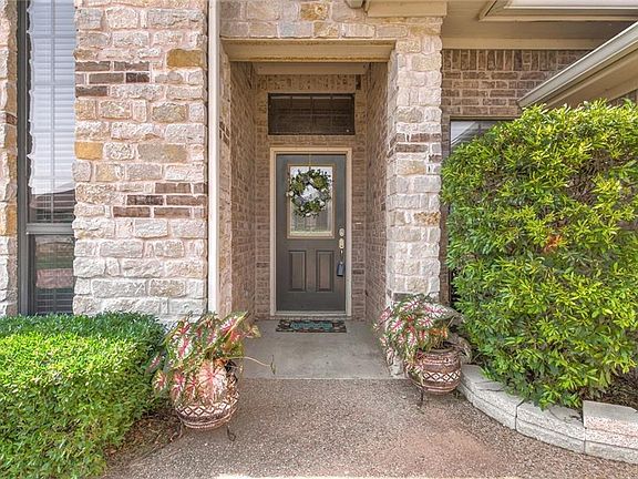 2nd image of 1727 Rockview Dr