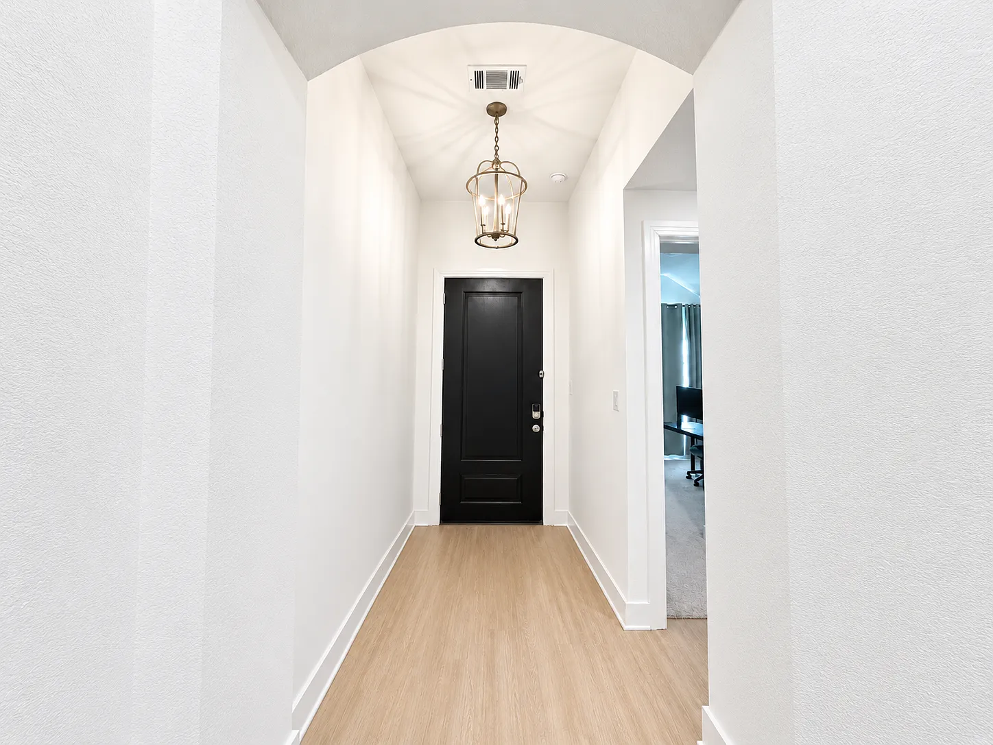 1613 Sandhill Ln — Photo 2