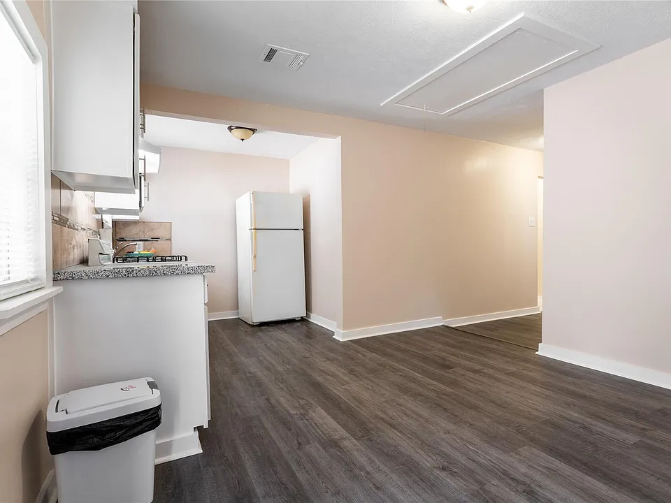 305 N Live Oak St #2