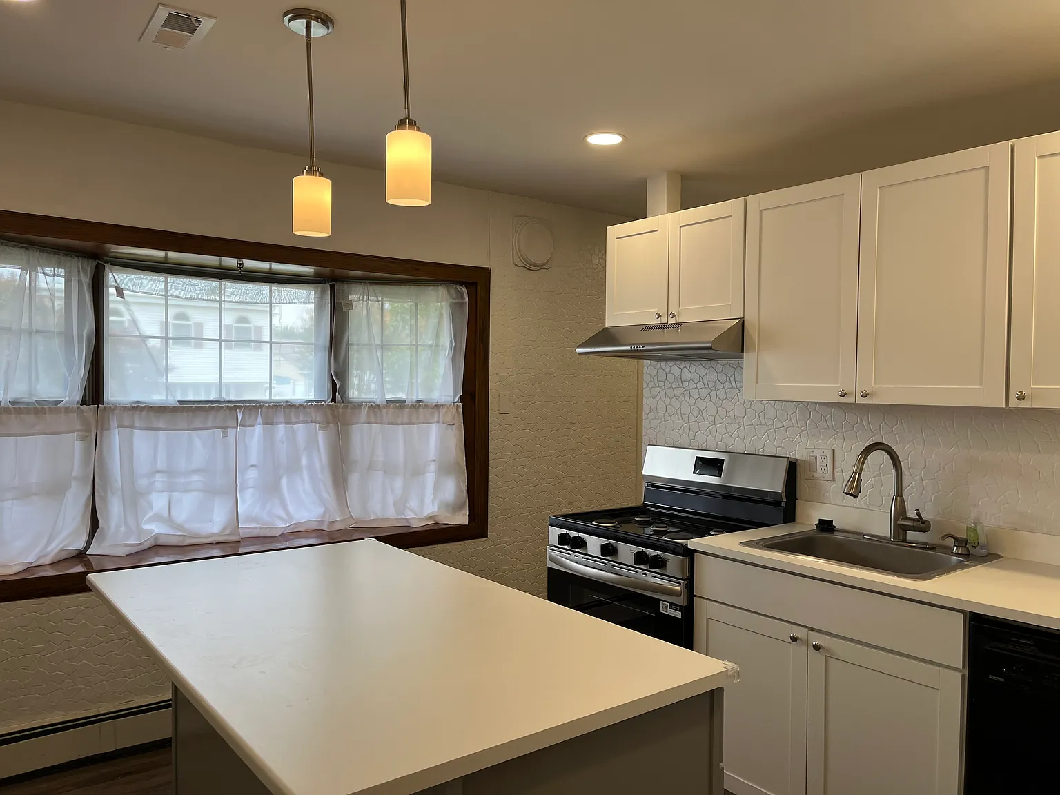 3 bed, 1600 sqft, $2,695 — Photo 4