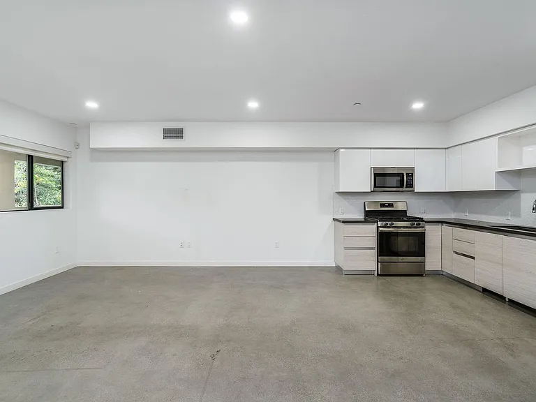 2409 Griffith Park Blvd — Photo 9