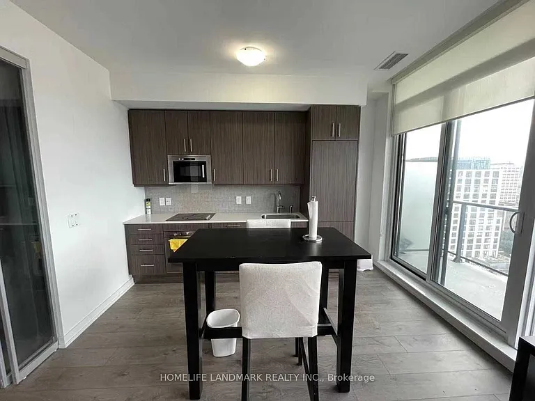 297 College St #Penthouse 3 — Photo 2