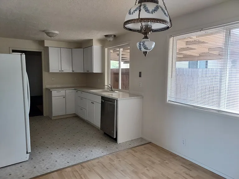 2145 Primrose St — Photo 18