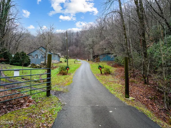 2205 Starkeytown Rd, Sevierville, TN 37863