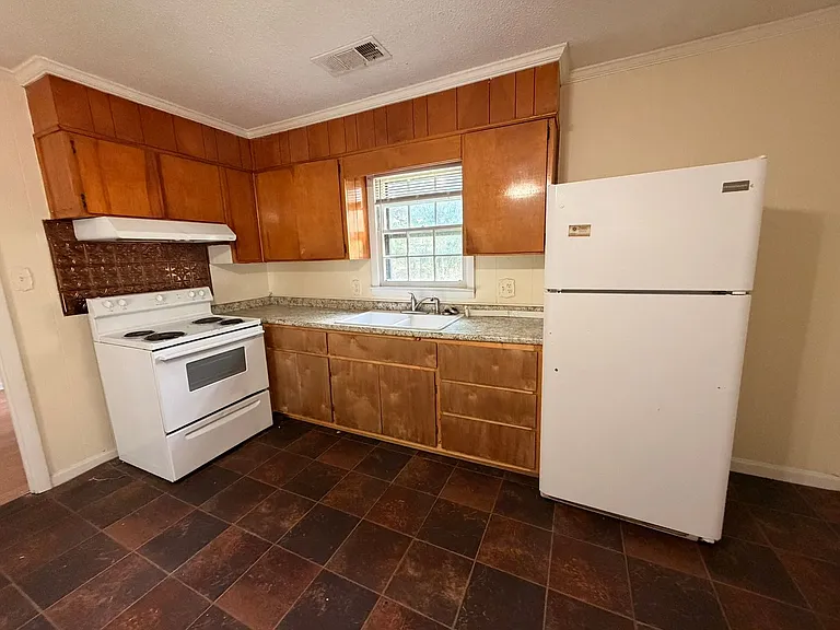 112 Anthony St — Photo 2
