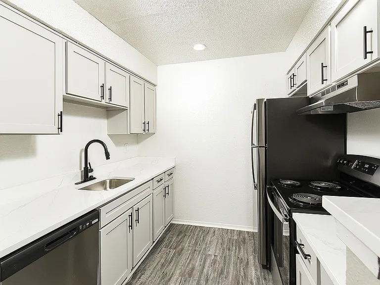 Hemingway House Apartments — Photo 16