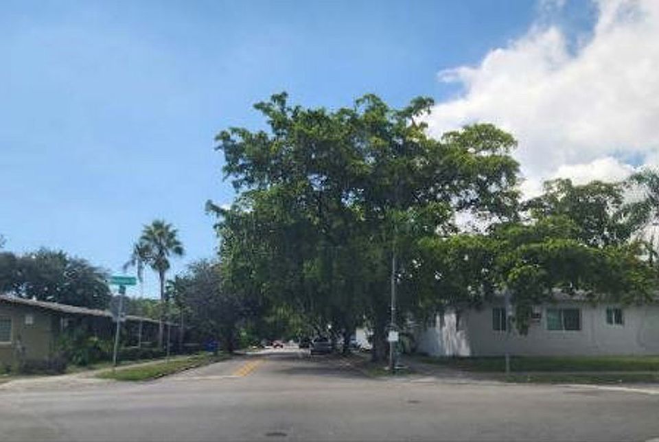 Exterior Neighborhood (street photo)