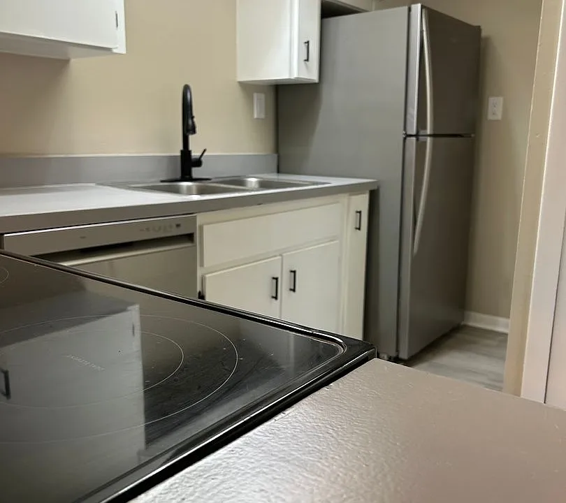 300 N Dewey St #4